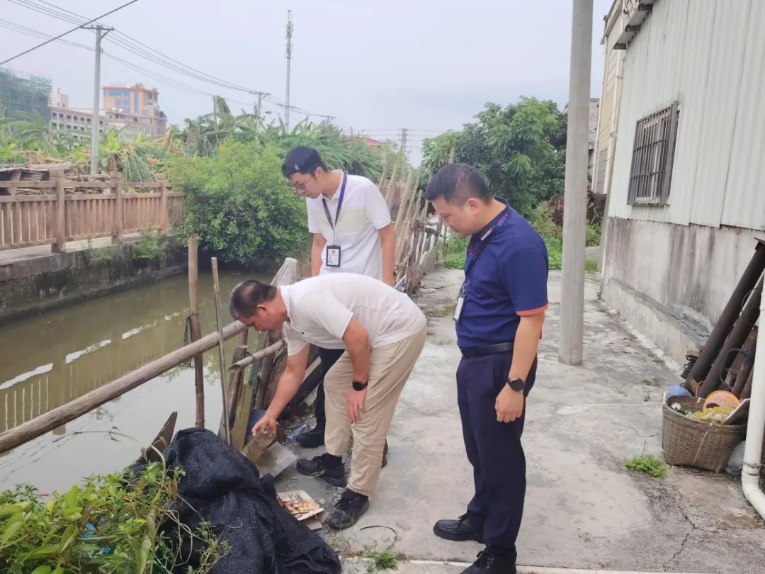 图为大鳌镇纪检监察干部到村(社区)开展现场监督检查,督促各驻村工作组聚焦房前屋后、闲置地块、排水沟渠等重点区域,开展全方位的环境清理行动。.webp.png